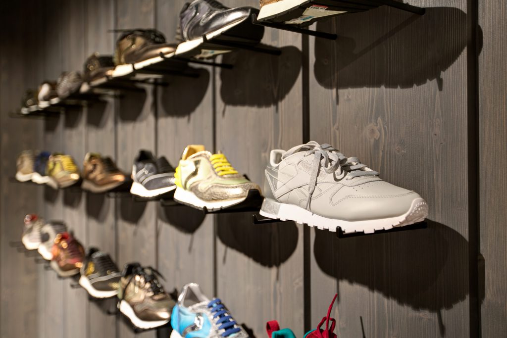 Schuhe, Sneaker, Präsentation, Wand